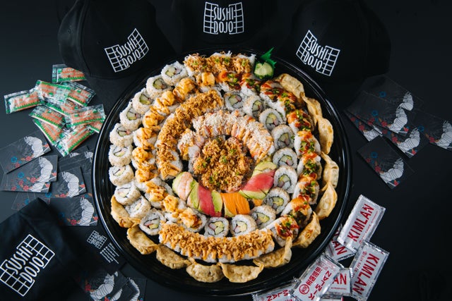 食器 3COINS Sushi Party Set Complete Electric conveyor belt sushi kit brings the fun of a revolving